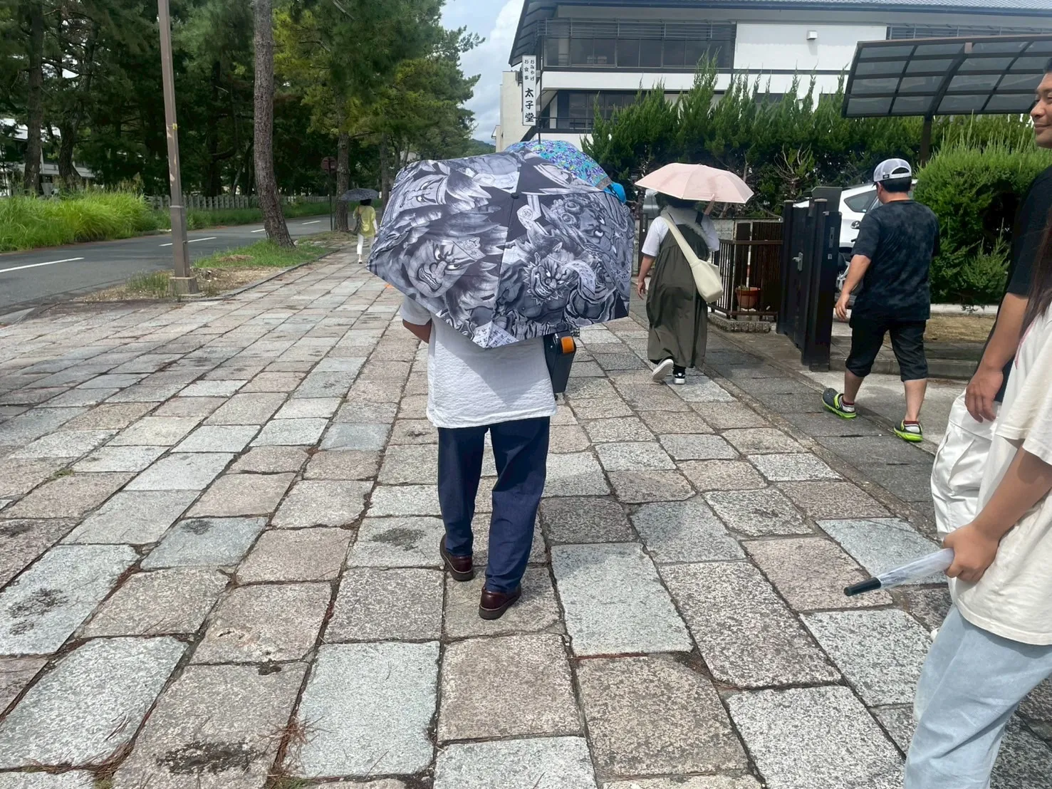 後ろ姿は誰でしょう？
