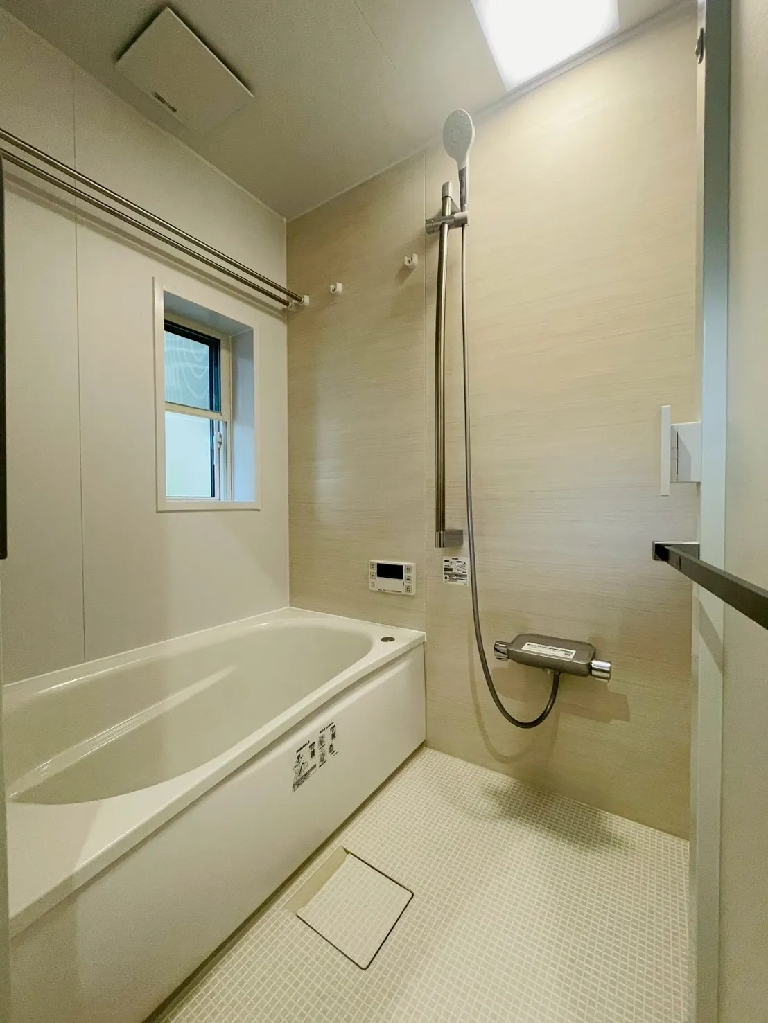 【浴室】 TOTO:サザナ1216サイズ ・アクセントパネル:プラナスホワイトウッド ・周辺パネル:ベーシスホワイト ・床:タイル調ベージュ ・浴槽:FRP ホワイト