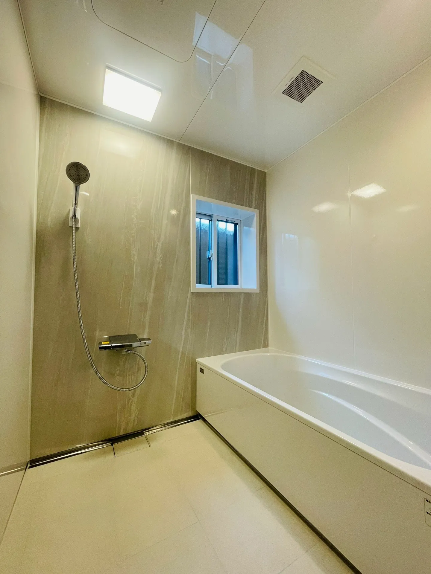 【浴室】 タカラ 1618グランスパ ・アクセントパネル:ジオマーブルアイボリー ・周辺パネル:ホワイト ・床:カームホワイト ・人大浴槽:クリスタルパールホワイト