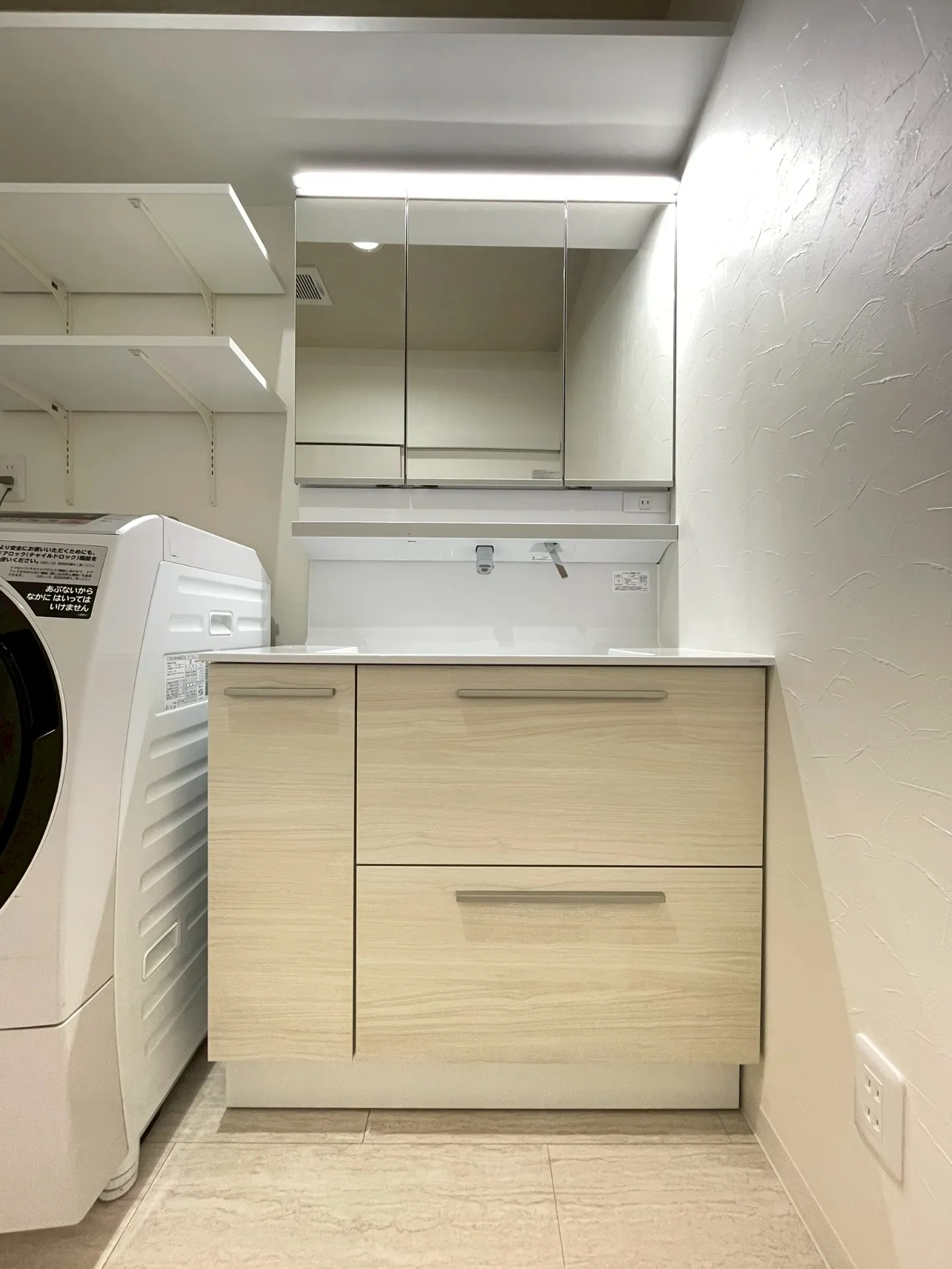 【洗面化粧台】TOTO:オクターブ間口900㎜/3Wayキャビネット/カウンター:ホワイト/扉:ホワイトウッド/三面鏡タッチレスワイドLED照明