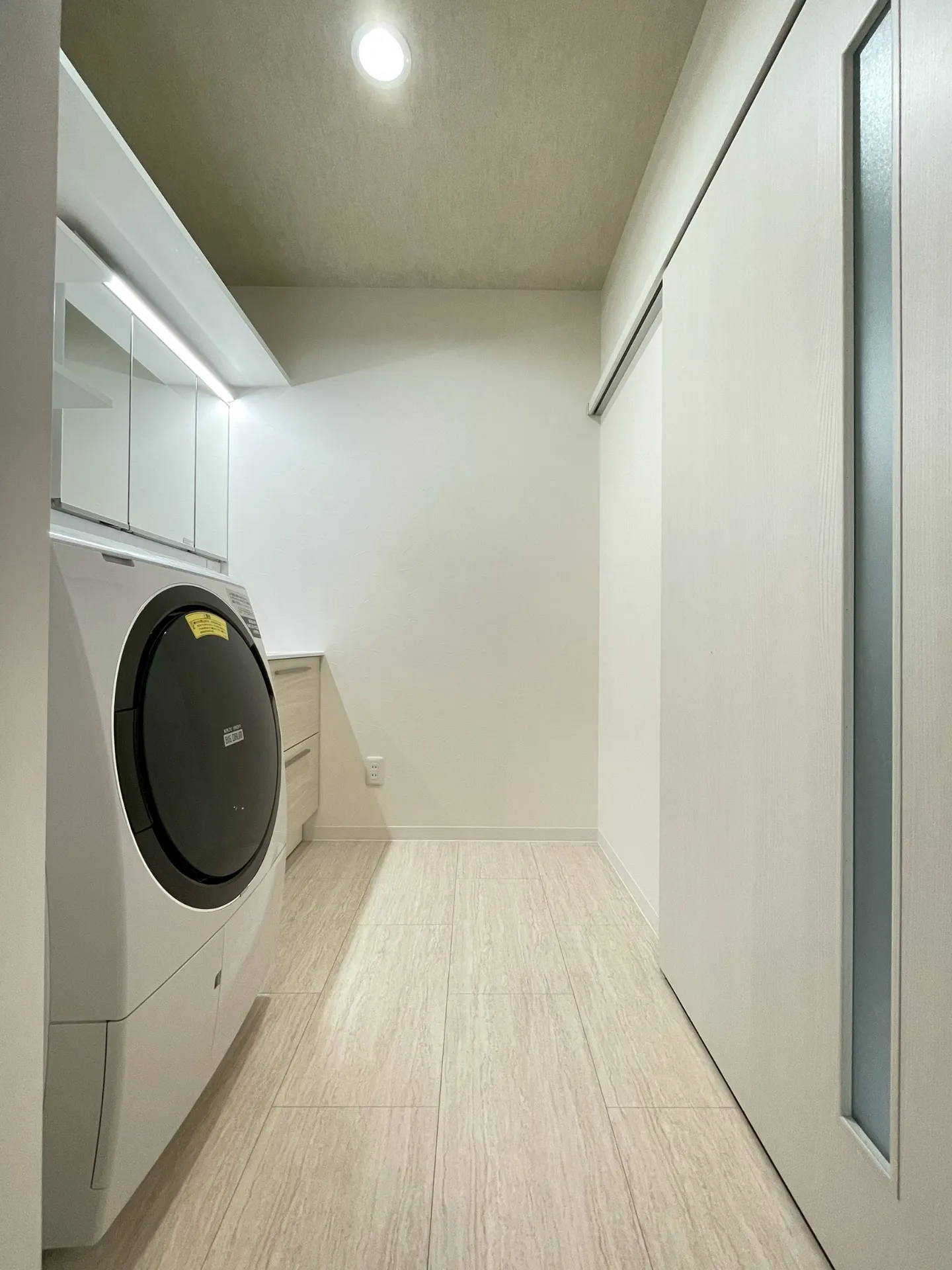 【床材】Panasonic:石目サニタリー(ベージュセルベ)【クロス】サンゲツ:RE55435(壁) サンゲツ:RE55227(天井)【建具】Panasonic:ベリティス (ホワイトアッシュ・グレージュアッシュ)