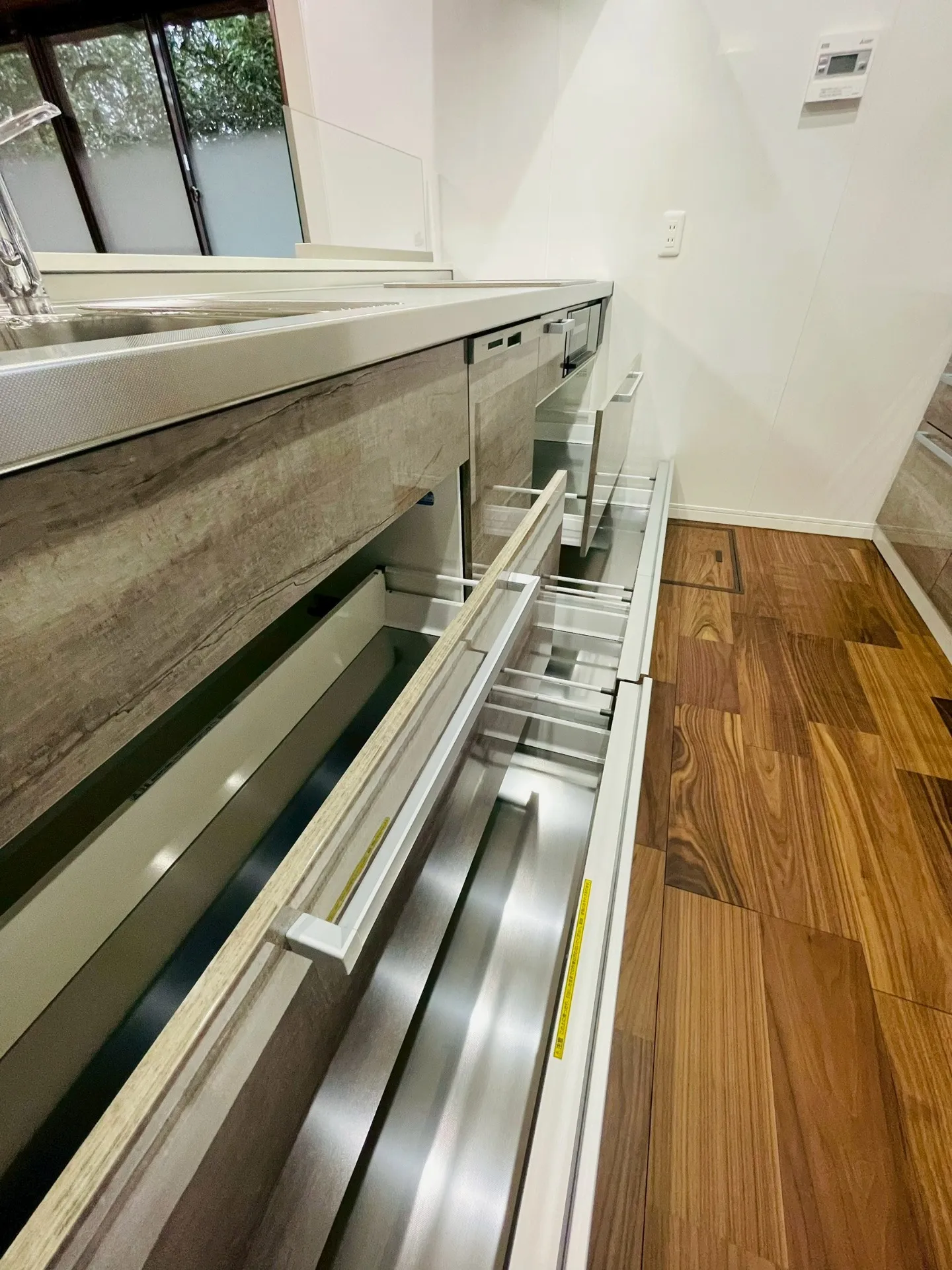 【システムキッチン】クリナップ:ラクエラ間口2,550㎜/フラットバー取手:シルバー/スライド収納:ステンレス引出し底板(オプション)